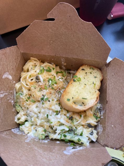 Fettuccine Alfredo from a food truck with a bay garlic bread. Pasta Food Truck, Food Truck Aesthetic, Italian Food Truck, Pasta To Go, Foodtrucks Ideas, Pasta Garlic, Food Truck Food, Pasta Shop, Food Truck Menu