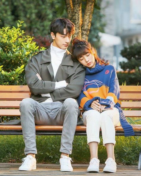 Best Korean Movies, Head On Shoulder, Korean Couple Photoshoot, Korean Movies, Korean Drama Stars, Couple Poses Reference, Film Festivals, Drama Songs, Korean Drama List