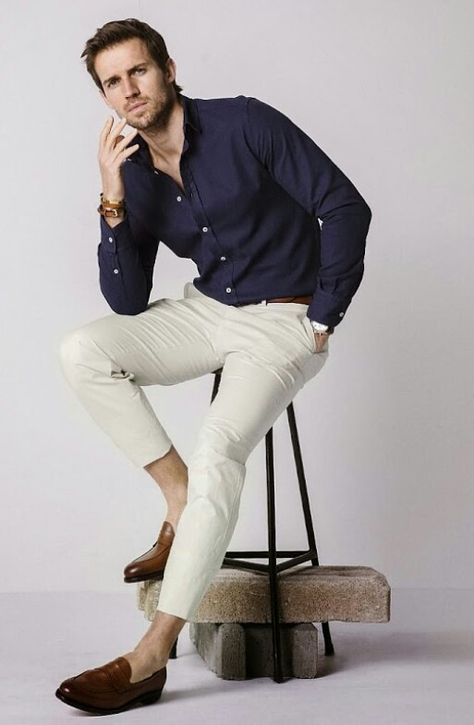 chino Blue Shirt Combination, Chinos Men Outfit, Casual Look For Men, Formal Men Outfit, Classy Suits, Mens Fashion Classy, Herren Outfit, Mens Lifestyle, Inspiration Fashion