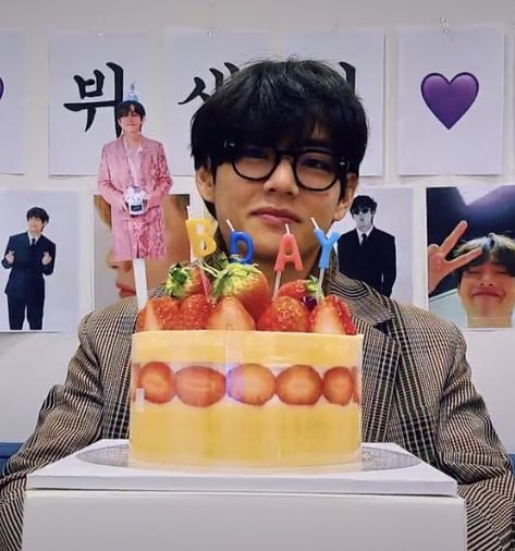 ᴮᴱSoo Choi⁷💜Taehyung Day V Day on Twitter: "V : I didn't light the candles because it can be dangerous and the cake 🎂 is my favorite, strawberry 🍓 cake @BTS_twt… https://t.co/gXEnxaafno" V Bts Wallpaper, Kim Taehyung Wallpaper, Bts Group, Strawberry Cake, Bts Lockscreen, Album Bts, Incheon, Daegu, V Taehyung