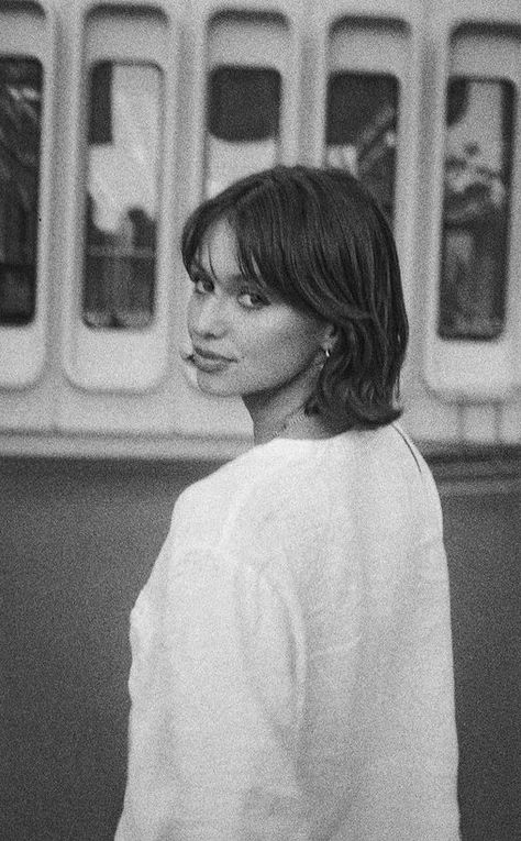 Short Hair Messy Bangs, 90s Bob Haircut Grunge, Short Hair Big Forehead, Short 90s Bob, Chin Length Hair With Curtain Bangs, Short Vintage Hair, Short Bob Brown Hair, Short Curtain Bangs Short Hair, Messy Layered Bob