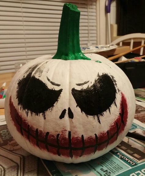 No Carve Pumpkin Beetlejuice, Painted Pumpkin Carving Ideas, Punkin Design Ideas, Painting Pumpkins Easy Ideas, Art The Clown Pumpkin Painting, Pumpkin Painting The Nightmare Before Christmas, South Park Pumpkin Painting, Designs To Paint On Pumpkins, Halloween Pumpkin Decorating Contest