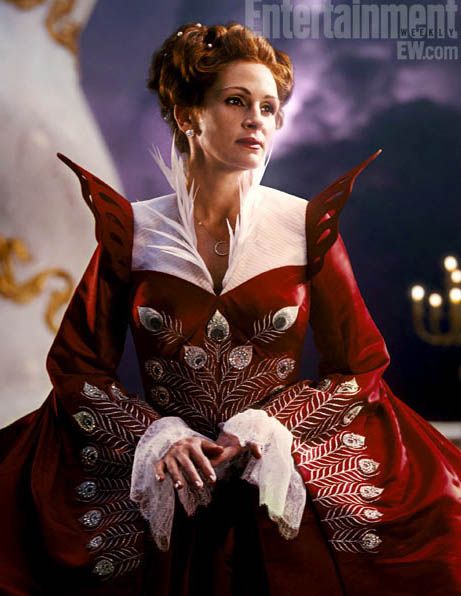 Julia Roberts as the evil queen in Snow White...can't wait!  What a beautiful costume! Snow White Mirror, Snow White Movie, Mirrored Costume, Eiko Ishioka, Movie Talk, Best Costume Design, 2012 Movie, Armie Hammer, Movie Fashion