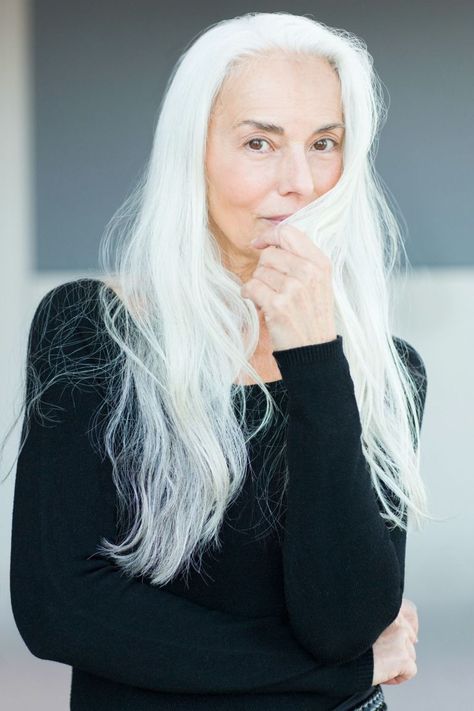 The woman doesn't use a single anti-aging product. Yasmina Rossi, Natural White Hair, Grey Hair Don't Care, 60 Year Old Woman, Beautiful Gray Hair, Black Ponytail Hairstyles, Long Gray Hair, Ageless Beauty, Old Woman