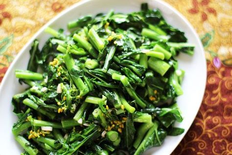 thai stir-fried greens with oyster sauce (add a lean protein for a complete meal in minutes) Fried Greens Recipe, Stir Fry Greens, Thai Stir Fry, Stir Fry Recipes, Green Vegetables, Oyster Sauce, Greens Recipe, Edamame, Vegetable Sides