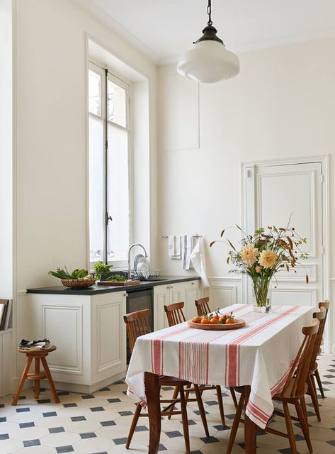 A grand and sumptuous pied-à-terre in Paris French Apartment Kitchen, Parisian Interior Design, Parisian Kitchen, Paris Interiors, Bedroom Nook, Parisian Interior, French Interior Design, French Apartment, My French Country Home