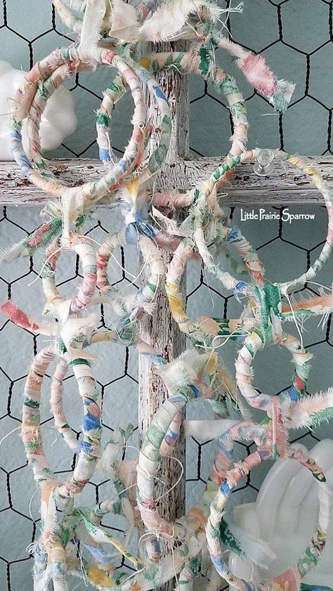 Shabby Chic Garland, Brides Chair, Chain Of Flowers, Vintage Shabby Chic Decor, Doily Art, Chabby Chic, Fabric Weaving, Scrap Fabric Crafts, Flower Chain