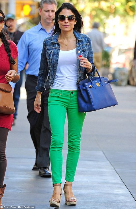 Splash of colour: 2-year-old Bryn doesn't get her love of colourful outfits from a stranger as mum Bethenny also freshened up her look with bright green skinny jeans Kelly Green Pants, Mode Ab 50, Green Pants Outfit, Celebrity Sunglasses, Style Désinvolte Chic, Bethenny Frankel, Quoi Porter, Green Jeans, Outfit Jeans