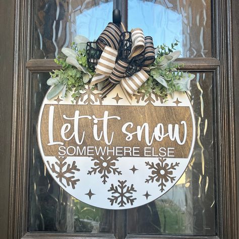 Signs Using Cricut, Winter Door Signs Front Porches, Cricut Door Sign, Winter Door Hanger Ideas, Winter Front Door Sign, Winter Front Door Wreaths, Round Winter Signs, Winter Door Signs Diy, Round Wood Door Signs Diy