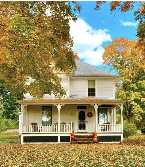 White Farmhouse Exterior, Vintage Houses, Cottage Farm, Old Farm Houses, Cute House, Old Farmhouse, Girl House, Follow Us On Instagram, Farmhouse Style House