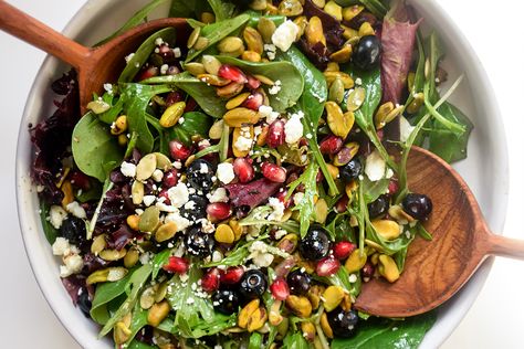 Antioxidant Salad with Pistachios - Bravabod Salad Pistachios, Antioxidant Salad, Salad With Pistachios, Homemade Balsamic Vinaigrette, Pistachio Salad, Cranberry Pistachio, Ambrosia Salad, Seared Salmon, Summer Salad Recipes