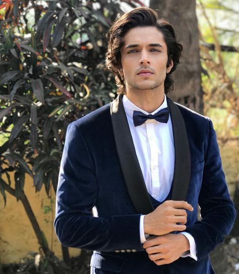 Sidharth Gupta, Siddharth Gupta, Boys Attitude Pics Hd, Young Mens Hairstyles, Hair Tips For Men, Outfits Quotes, Sebastian Rulli, Braided Scarf, Wavy Hair Men