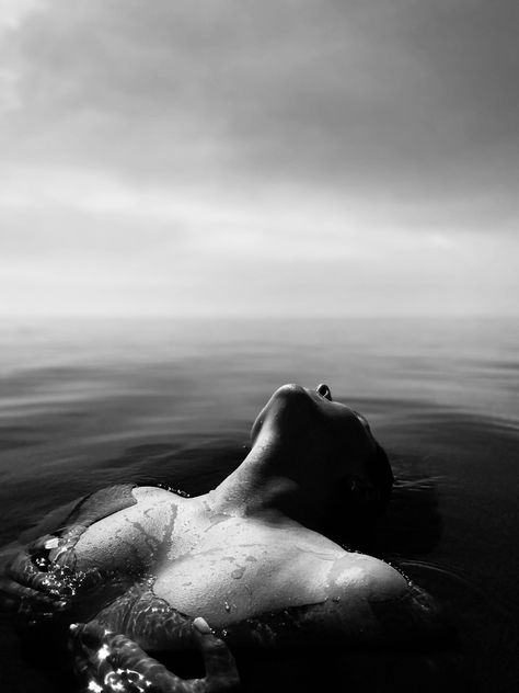 Plus Size Water Photoshoot, Water Photoshoot Aesthetic, Photographie Art Corps, Boudiour Poses, Lake Photoshoot, Bouidor Photography, Water Shoot, Shotting Photo, Photographie Inspo