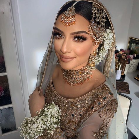 Nikkah Makeup Looks, Desi Bride Hair, Pakistani Bridal Hair, Nikkah Hair, Shaadi Makeup, Walima Makeup, Nikkah Makeup, Purple Wedding Makeup, Wedding Bg