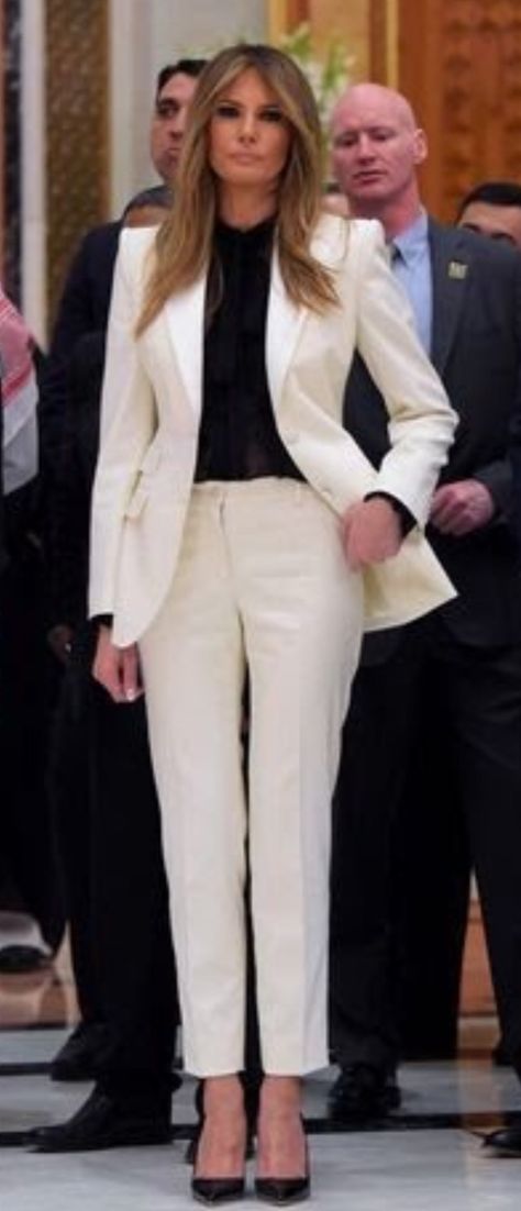 Ladies In Suits, White Pantsuit, African Suit, Womens Suits Business, Pantsuits For Women, Power Suit, Work Outfits Women, White Blazer, White Outfits