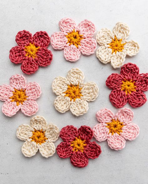 Here's a quick and easy crochet flower pattern you can make with a small amount of yarn in just a few minutes. Flower Applique Patterns Crochet, Sarah Maker, Small Crochet Flowers, Bubble Crochet, Crochet Cards, Crochet A Flower, Crochet Small Flower, Crochet Embellishments, Crochet Flowers Easy