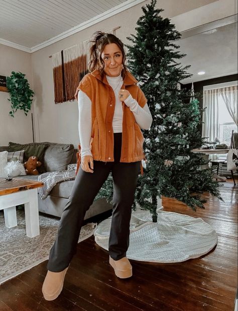 Thanksgiving Leggings Outfit, Sherpa Vest Outfits For Women, Leggings Thanksgiving Outfit, Work Outfits For Women 2023, Night Out Outfit Fall, Thanksgiving Outfit Casual, Comfy Casual Fall Outfits, Cozy Thanksgiving Outfit, Comfy Thanksgiving Outfit