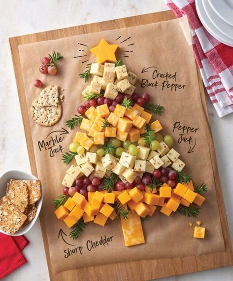 Christmas Cheese Boards, Christmas Tree Food, Jul Mad, Christmas Charcuterie, Fest Mad, Holiday Platters, Christmas Cheese, Christmas Platter, Cheese And Crackers