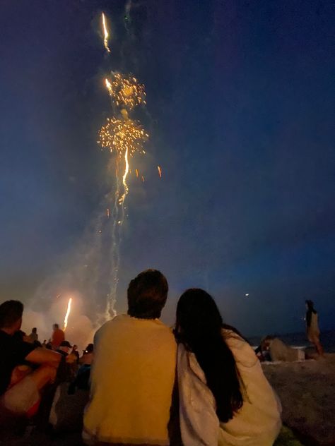 Beach fireworks summer love aesthetic love Firework Date Aesthetic, Fireworks Date, Fireworks At The Beach, Beach Fireworks, Tsitp Aesthetic, Light Fest, Watching Fireworks, Fireworks Pictures, Lake Photoshoot