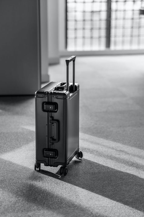 Best Luggage Brands, Airport Check In, Spirit Airlines, Declutter Your Mind, Carry On Size, Luggage Brands, Best Luggage, Minimalist Travel, Heavy Bags