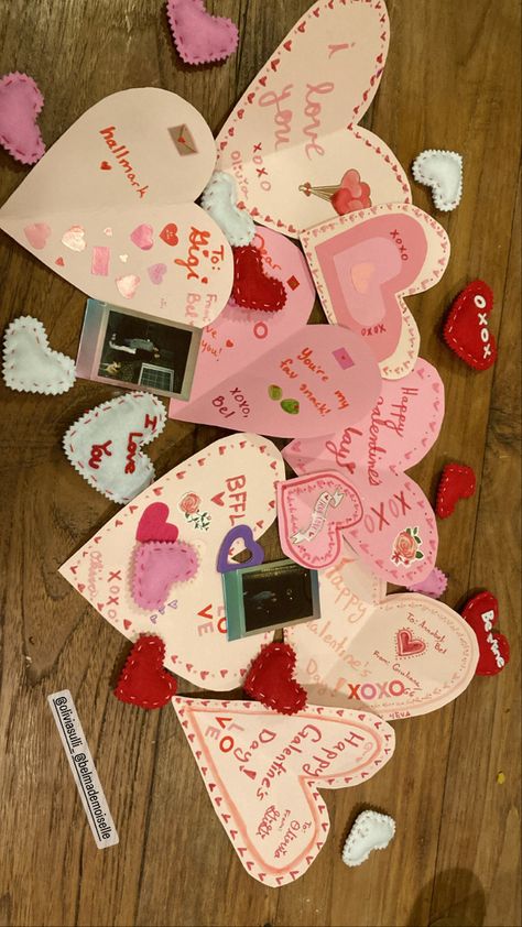 Valentines Craft Aesthetic, Homemade Valentines Gift For Friends, Valentine’s Day Crafts For Friends, Cute Diy Valentines Cards For Friends, Galentines Letters Ideas, Friend Valentine Card Diy, Galantines Activies, Valentines Card Best Friend, Vday Aesthetic Outfits