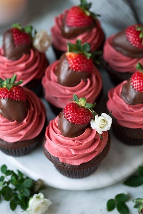 Chocolate Coated Strawberries, Fun Cupcake Recipes, Strawberry Frosting, Chocolate Covered Strawberry, Cupcake Recipes Chocolate, Strawberry Cupcakes, God Mat, Cupcake Decorating, Fun Cupcakes