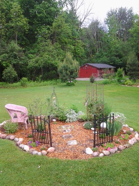 Memory garden of my daughter. Small Memorial Garden Ideas, Memorial Garden Ideas, Pet Garden, Memory Garden, Taman Diy, Pet Memorial Garden, Prayer Garden, Dig Gardens, Pinterest Garden