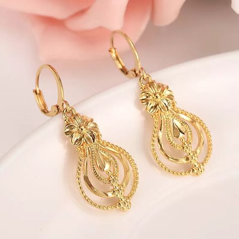 Middle Eastern Jewelry, Dubai Gold Jewelry, Gold Jewelry Stores, Pendant Earring, Gold Ring Designs, Bangles Jewelry Designs, Gold Jewelry Earrings, Bridal Gold Jewellery Designs, Women's Jewelry Sets