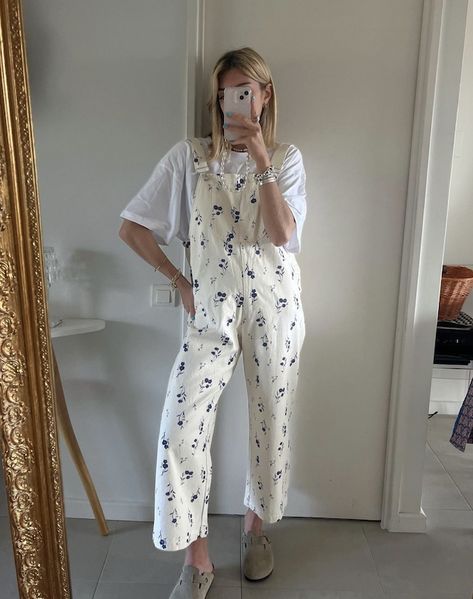 spring outfit, spring aesthetic, spring fit, spring inspo, fall inspo, fall outfit, fall aesthetic, overalls, white overalls, floral overalls, denim overalls, Birkenstocks, fall shoes, shorts hair Floral Dungarees Outfit, Flower Overalls Outfit, Floral Overalls Outfits, Cream Dungarees Outfit, Spring Outfits Teacher, Flower Overalls, Dungaree Outfit, Floral Overalls, Outfit For Spring