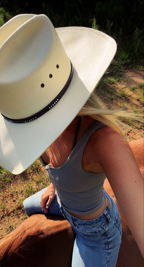 Ranch Vibes Aesthetic, Western Clean Girl Aesthetic, Contry Asthetic, Country Outfits Aesthetic, Country Life Style, Traje Cowgirl, Cowgirl Lifestyle, Country Girl Aesthetic, Cowgirl Era