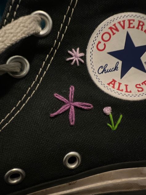 Embroidery Shoes Diy, Cool Style Outfits, Diy Converse, Converse Embroidery, Converse Aesthetic, Custom Sneakers Diy, Embroidered Converse, Good Omens Book, Embroidery Shoes