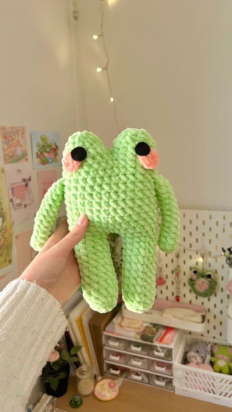 by @minibunnz on instagram, pattern by @knottymeow !! Instagram Pattern, Easy Crochet Animals, Quick Crochet Patterns, Crochet Frog, Crochet Animals Free Patterns, Beginner Crochet Projects, Crochet Decoration, Crochet Fashion Patterns, Fun Crochet Projects