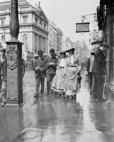 These Rare Historical Photos Show The Past As You've Never Seen Before 1900s London, Photo Of People, Era Victoria, Victorian London, Instagram London, London History, Fotografi Vintage, Foto Vintage, Old London