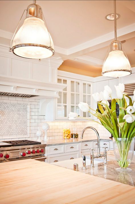 Kitchen #Cabinetry Kitchen Lighting Ideas Over Island, Best Kitchen Lighting, Home Bunch, Kitchen Decor Modern, Parade Of Homes, Kitchen Remodel Idea, Traditional Kitchen, Subway Tile, Beautiful Kitchens