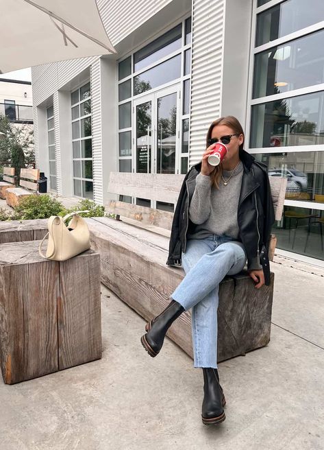 How to Wear Chelsea Boots with Jeans: A 2024 Guide For Women Black Chelsea Boots Outfit, Chelsea Boots With Jeans, How To Style Chelsea Boots, Chelsea Boot Outfits Women, Leather Shorts Outfit, Chelsea Boots Outfit, Styling Chelsea Boots, Stylish Leather Jacket, Thanksgiving Outfit Ideas