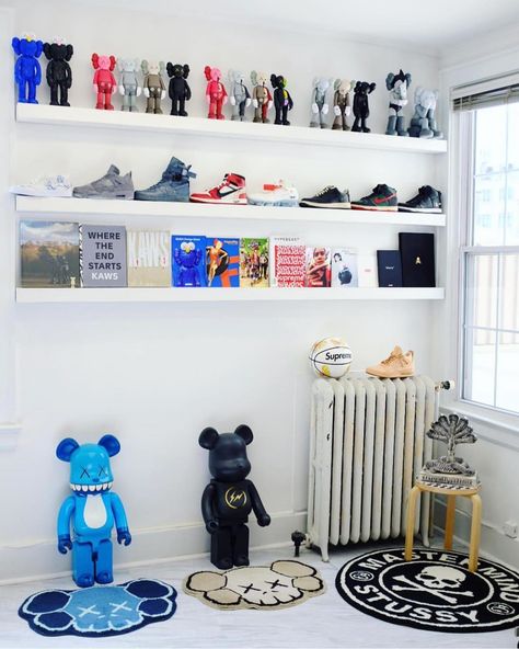 Kaws Archive ✘ ✘ on Instagram: “✘ ✘ How do you display your @kaws❓ Tag #kawsdisplays for a feature 📸 🙏 setup by @nonstopmike 👀 #kawsarchive #kaws #kawsart #kawscompanion…” Kaws Room, Hypebeast Room Ideas, Room Decor Men, Sneakerhead Room, Hypebeast Room, Teen Boy Room, Office Office, Cute Bedroom Decor, Clean Office