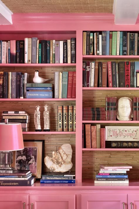 Decorating A Bookshelf, Janie Molster, Pink Bookshelves, Colorful Bookshelf, House Dressing, Bookcase Styling, Bookshelf Styling, Pink Books, Legally Blonde