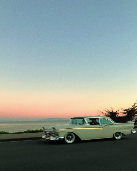 vintage car driving at sunset in santa cruz Beach Car Aesthetic, Vintage Cars Aesthetic, Car Sunset, Driving Aesthetic, Sunset Shoot, Beach Cars, Beach Tattoo, Cars Usa, Dream Date