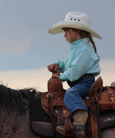 Little cowgirl riding Western Baby Clothes, Herding Cattle, Dream Kids, Cowgirl Magazine, Western Babies, Rodeo Life, Western Life, Country Kids, Dude Ranch