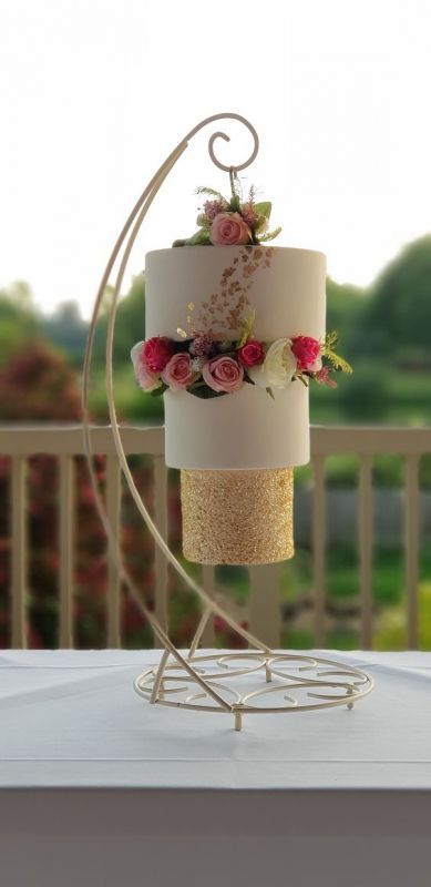 beautiful wedding cake #weddingcakes Hanging Cake Birthday, Chandelier Cake Wedding, Upside Down Cake Wedding, Hanging Cakes Wedding, Upside Down Wedding Cake Hanging, Chandelier Cake Design, Stand Cake Design, Hanging Cake Wedding, Hanging Cake Stand