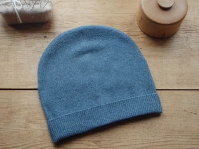 Great Beanie pattern, super easy: I made 4 of these in an hour for Christmas presents... this size ends up too small for large heads, so I created a larger pattern and still worked great! Sewing Hats, Beanie Hat Pattern, Fleece Hats, Hat Patterns To Sew, Old Sweater, Sewing Blogs, Beanie Pattern, Sewing Art, Sewing For Beginners