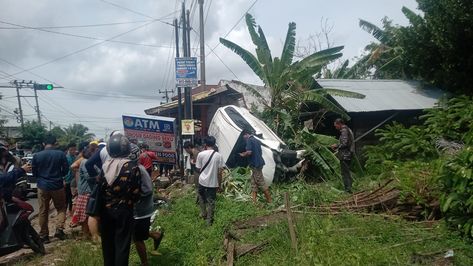 Portal Berita Nasional dan Lokal Bengkulu News https://www.bengkulunews.co.id BENGKULU – Kecelakaan parah terjadi di ruas jalan Irian, Kelurahan Semarang, Kecamatan Sungai Serut, Kota Bengkulu, Rabu (03/05/2023) siang. Kecelakaan tersebut mengakibatkan satu unit mobil minibus dengan nomor polisi (nopol) BD 1250 EW nyungsep ke semak-semak di lokasi kejadian hingga rusak parah. Berdasarkan keterangan saksi mata di lokasi kejadian, Buyung menjelaskan kecelakaan terjadi saat mobil […] Ar Motor Rusak, Semarang, Portal