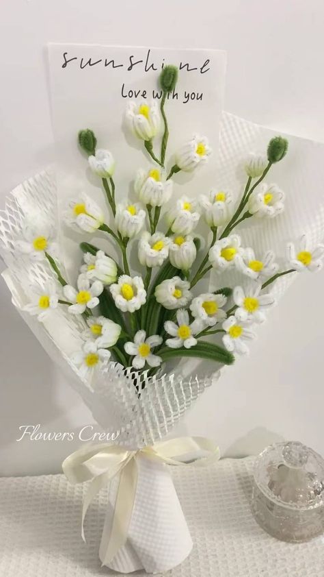 white flower bouquet Bouquet Lily Of The Valley, Daisy Flower Bouquet, Whimsical Bouquet, Lily Of The Valley Bouquet, Make A Bouquet, Clean Flowers, Piping Flowers, Diy Bouquet Wrap, Pipe Cleaner Flowers