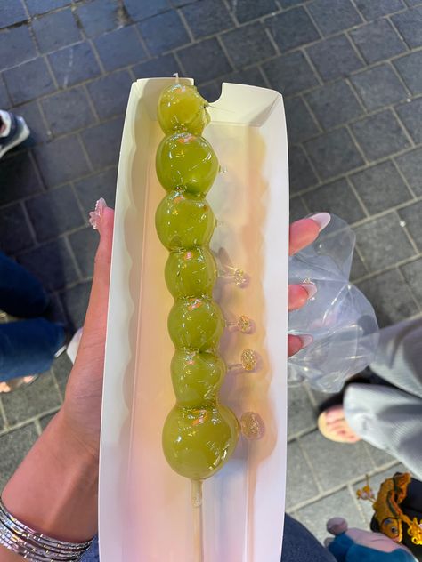 green grape korean shine muscat grape tanghulu sugar coated yummy travel food Korean Grape Candy, Sugar Coated Grapes, New Years Grapes, Grape Sweets, Green Grapes Aesthetic, Tanghulu Aesthetic, Grape Tanghulu, Green Aesthetic Food, Tang Hulu