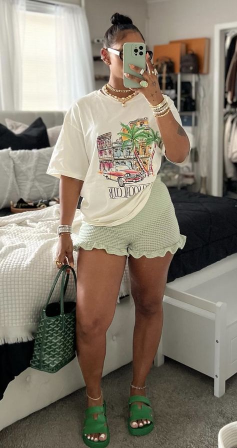 Stylish Baddie Outfits, Summer 24 Outfits Aesthetic, Eclectic Fashion Black Women, Beach Look Black Women, Cute Chill Outfits Baddie, T Shirt Fall Outfits, Chic Club Outfit Night, Earthy Classy Outfits, Orlando Outfits Black Women