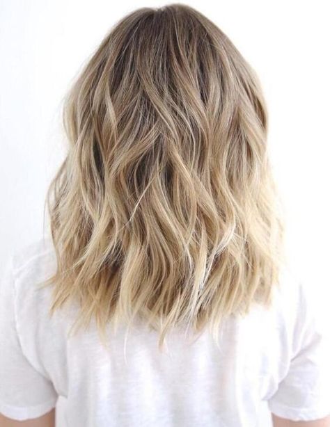 Wavy Highlights, Wavy Layered Hair, Medium Shag, Beachy Waves Hair, Blonde Ombre Balayage, Medium Shag Haircuts, Haircut Medium, Kadeřnické Trendy, Blond Balayage