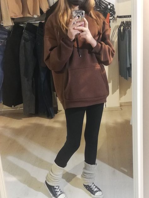 Brown sweat-shirt, leg warmers. Leg Warmers Over Converse, Outfit With Leg Warmers, Leg Warmer Outfit, Converse Brown, Aesthetic Brown, Brown Outfit, Aesthetic Outfit, Warm Outfits, Leg Warmers