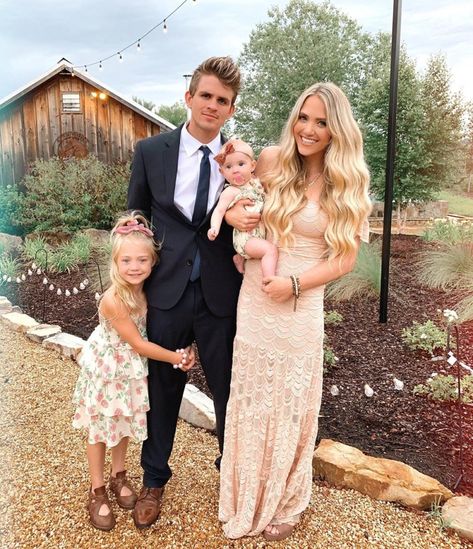 Everleigh Rose Soutas, Cole LaBrant, Savannah Labrant and Posie LaBrant.  See 16 facts on Everleigh Rose that you might not know. Want to know her age or birthday? How about her real dad? That is all highlighted here.  Source: @everleighrose (Instagram) Savannah Soutas, Savannah Labrant, Sav And Cole, Brown To Blonde Balayage, Summer Family Pictures, Savannah Rose, Cole And Savannah, Labrant Family, Labrant Fam