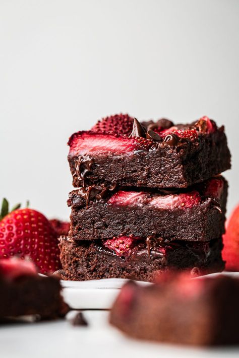 Chocolate and Strawberry Brownies - Wife Mama Foodie Strawberry Brownies, Chocolate And Strawberry, Mint Brownies, Oreo Brownies, Strawberry Mint, Strawberry Slice, Brownie Ingredients, Fresh Raspberries, Strawberry Sauce