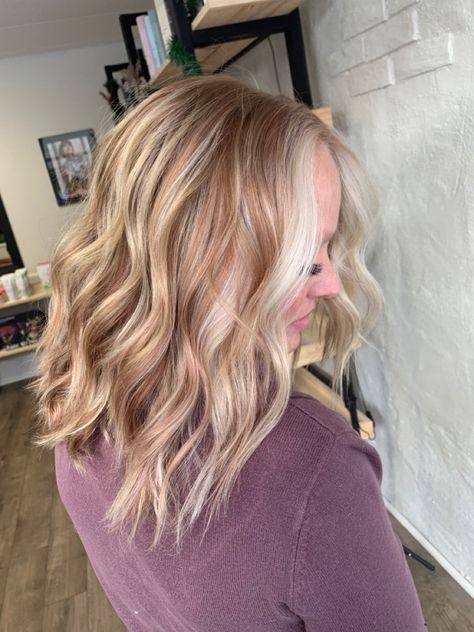 Winter Blonde Hair Money Piece, Strawberry Blonde With Money Piece, Pink And Blonde Highlights, Blonde And Pink Highlights, Blonde Highlights With Money Piece, Blonde With Money Piece, Blonde And Pink, Winter Blonde Hair, Winter Blonde